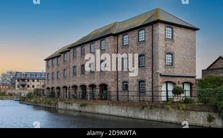 Magazzino convertito in appartamenti lungo Chichester Ship Canal, Chichester, West Sussex, Inghilterra, Regno Unito. Foto Stock