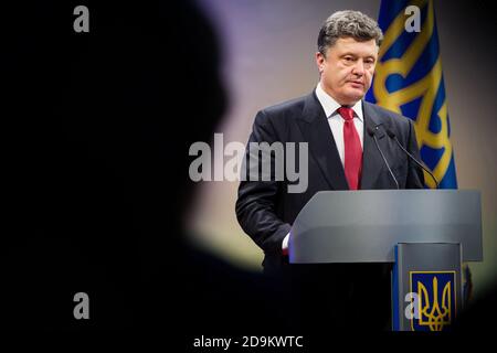 KIEV, UCRAINA - 22 DICEMBRE 2014: Presidente dell'Ucraina Petro Poroshenko durante il tradizionale capodanno di accoglienza per i capi diplomatici delle missioni diplomatiche degli stati esteri a Kiev Foto Stock