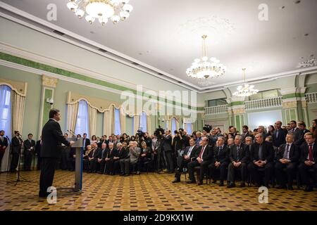 KIEV, UCRAINA - 22 DICEMBRE 2014: Presidente dell'Ucraina Petro Poroshenko durante il tradizionale capodanno di accoglienza per i capi diplomatici delle missioni diplomatiche degli stati esteri a Kiev Foto Stock