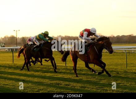 Blue Sans guidati dal fantino Paddy Brennan (a destra) sulla loro strada per vincere la British EBF Mares' Standard Open NH Flat Race (GBB Race) (Div 2) all'ippodromo di Warwick. Foto Stock