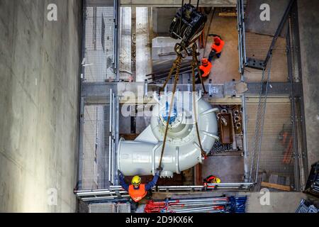 Montaggio delle pompe di depurazione nella nuova stazione di pompaggio di Oberhausen, nuova costruzione della rete fognaria di Emscher, conversione di Emscher, Oberhausen, area della Ruhr, Renania settentrionale-Vestfalia, Germania Foto Stock