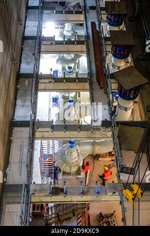 Montaggio delle pompe di depurazione nella nuova stazione di pompaggio di Oberhausen, nuova costruzione della rete fognaria di Emscher, conversione di Emscher, Oberhausen, area della Ruhr, Renania settentrionale-Vestfalia, Germania Foto Stock