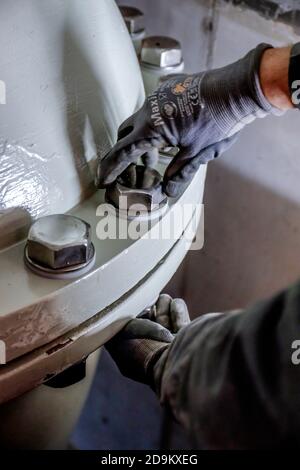 Montaggio delle pompe di depurazione nella nuova stazione di pompaggio di Oberhausen, nuova costruzione della rete fognaria di Emscher, conversione di Emscher, Oberhausen, area della Ruhr, Renania settentrionale-Vestfalia, Germania Foto Stock