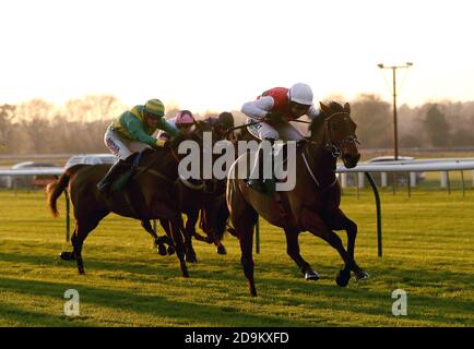 Blue Sans guidati dal fantino Paddy Brennan (a destra) sulla loro strada per vincere la British EBF Mares' Standard Open NH Flat Race (GBB Race) (Div 2) all'ippodromo di Warwick. Foto Stock