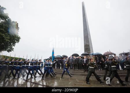 KIEV, UCRAINA - 22 giu 2015: Guardia d'onore al Parco della Gloria durante la cerimonia dei fiori di posa alla Tomba del Milite Ignoto nel Parco della Gloria a Kiev Foto Stock