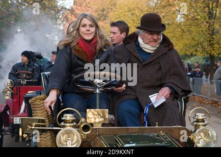 I concorrenti si apprestano ad iniziare la corsa annuale 2007 a Londra per Brighton Veteran Car Run da South Carriage Drive, Hyde Park, Londra. Il Veteran Car Run da Londra a Brighton è l'evento automobilistico più longevo del mondo. La prima corsa nel 1896 è stata chiamata 'la corsa di emancipazione' ed è stata celebrata le locomotive recentemente approvate su Highways Act 1896 che ha liberalizzato le leggi sui veicoli a motore. La corsa si è svolta la maggior parte degli anni dalla sua ripresa iniziale nel 1927. Le automobili che partecipano devono essere state costruite prima del 1905. È anche il più grande raduno mondiale di auto veterane. Si svolge, la prima Domenica di nove Foto Stock