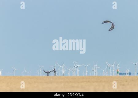 Relax sul Mare di Wadden e sulla spiaggia di San Pietro Ording, Mare del Nord con vista sulle turbine eoliche all'orizzonte. Foto Stock