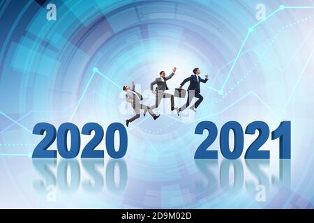 Uomo d'affari che salta dall'anno 2020 al 2021 Foto Stock