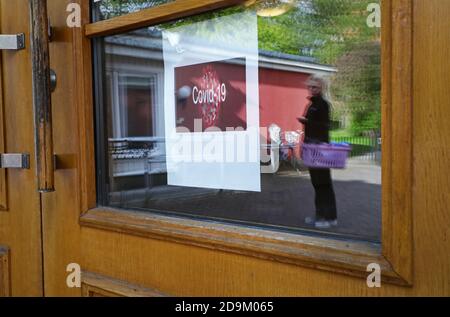 Norrköping, Svezia 20200515 l'assistente infermieri, nell'équipe del servizio di assistenza domiciliare, covid-19, si prepara per una visita ad un paziente. Foto Gippe Gustafsson Foto Stock