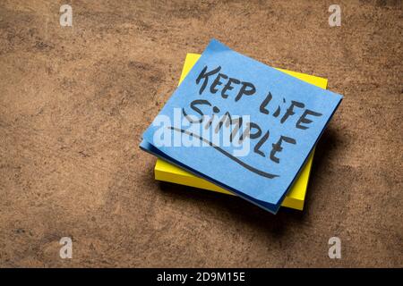 mantieni la vita semplice scrittura ispiratrice - nota promemoria su una carta marrone testurizzata corteccia, semplicità, minimalismo e stile di vita concetto Foto Stock