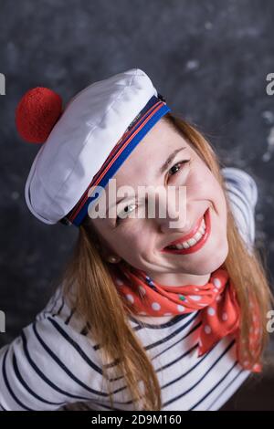 Bella ragazza di mezza età divertirsi in costume da marinaio emozionale ritratto dello studio Foto Stock