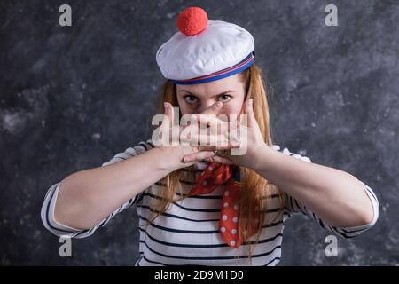 Bella ragazza di mezza età divertirsi in costume da marinaio emozionale ritratto dello studio Foto Stock