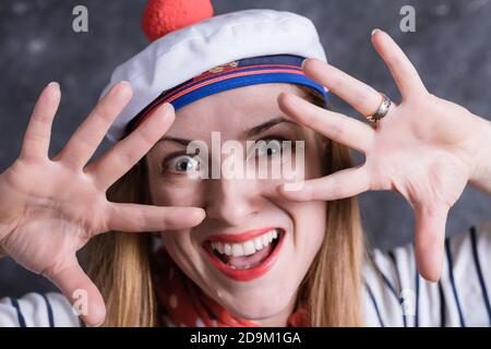 Bella ragazza di mezza età divertirsi in costume da marinaio emozionale ritratto dello studio Foto Stock