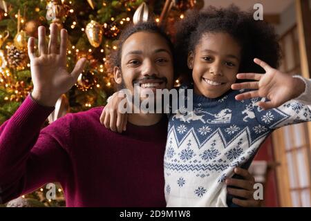 Foto di testa ritratto afroamericano uomo con figlia che sventola le mani Foto Stock