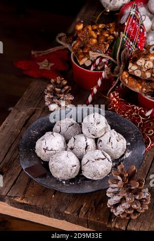 Tradizionali di Natale al cioccolato mandorle snowballs cookies biscotti ricoperta di zucchero a velo di polvere. Il tè russo Torte, messicano Wedding Cookies, Butterballs. Foto Stock