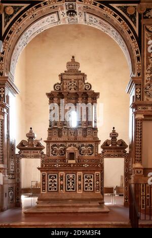 Italia Calabria Parco Nazionale Aspromonte - Gerace Chiesa di San Francesco D'Assisi - altare Foto Stock