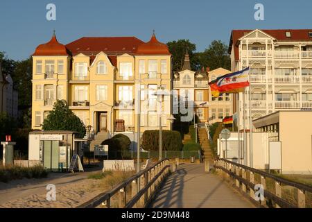 Vista dal molo su case e ville sul lungomare di Bansin al mattino luce, località balneare Bansin, Usedom, Mar Baltico, Meclemburgo-Pomerania occidentale, Germania Foto Stock