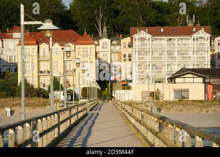 Vista dal molo su case e ville sul lungomare di Bansin al mattino luce, località balneare Bansin, Usedom, Mar Baltico, Meclemburgo-Pomerania occidentale, Germania Foto Stock