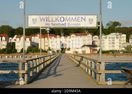 Vista dal molo su case e ville sul lungomare di Bansin al mattino luce, località balneare Bansin, Usedom, Mar Baltico, Meclemburgo-Pomerania occidentale, Germania Foto Stock