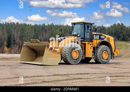 Pala gommata gialla CAT 980K in cantiere in una bella giornata. Salo, Finlandia. 31 ottobre 2020 Foto Stock