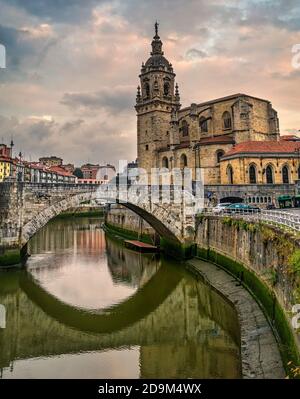 Il ponte e la chiesa di San Anton sul fiume di Bilbao, la storica Città Vecchia (Casco Viejo), Bilbao, Bizkaia, Paesi Baschi Foto Stock