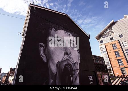 Ian Curtis of Joy Division murale nel quartiere Nord di Manchester dall'artista Akse p19. Foto Stock