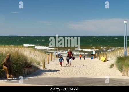 Percorso attraverso le dune di Zempin spiaggia. Località balneare di Zempin, Usedom, Mar Baltico, Meclemburgo-Pomerania occidentale, Germania Foto Stock