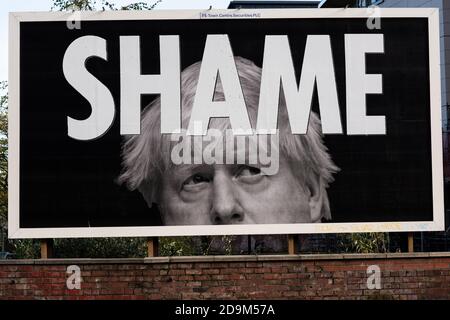Un cartellone con il primo ministro britannico Boris Johnson e la parola VERGOGNA. Dale Street, Manchester. Regno Unito. Foto Stock