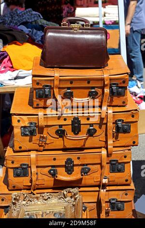 Borsa medica e valigie in pelle bagagli al mercato delle pulci Foto Stock