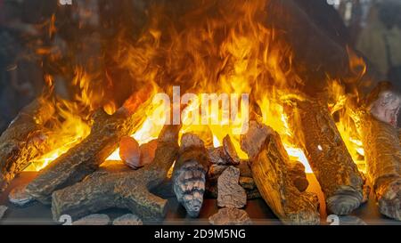 Fuoco Smoke effetti legno artificiale tronchi in Camino Foto Stock