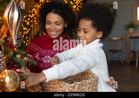 Primo piano felice madre afroamericana e figlio che celebra Natale Foto Stock