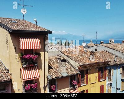 Facciate colorate di via Porto Vecchio a Desenzano del Garda, Lago di Garda, Italia Foto Stock