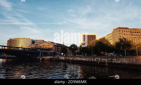 Vista dei vari edifici di Berlino dallo Spree: Stazione ferroviaria Friedrichstrasse, torre della televisione di Berlino, centro commerciale internazionale Foto Stock