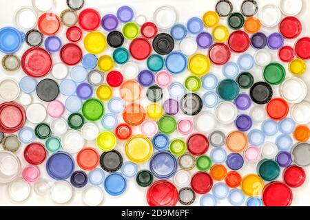 Tappi per bottiglie in plastica multicolore riciclati Foto Stock