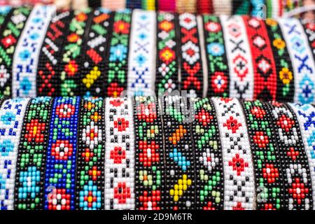 arcobaleno di coloratissime collane con perline e braccialetti Foto Stock