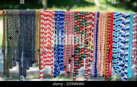 arcobaleno di coloratissime collane con perline e braccialetti Foto Stock