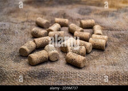 tappi di vino sulla vecchia borsa di iuta Foto Stock