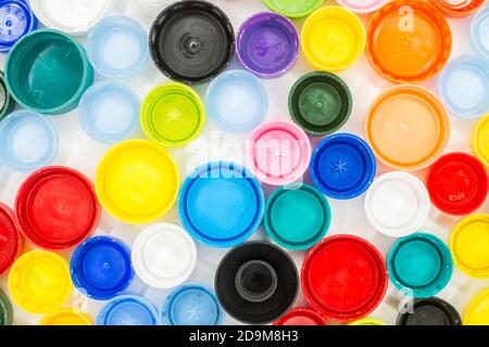 Tappi per bottiglie in plastica multicolore riciclati Foto Stock