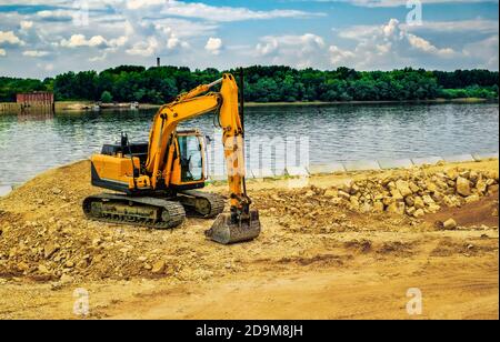 Ruse città, Bulgaria - 18 settembre 2017, il moderno escavatore esegue lavori di scavo sul sito in costruzione nella città di Ruse, Bulgaria. Foto Stock