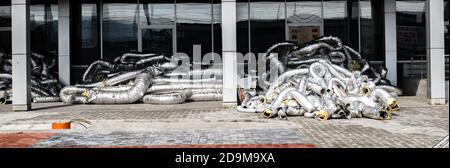 Tubi metallici flessibili scartati utilizzati per impianti di climatizzazione Foto Stock
