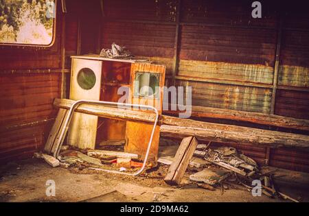 vari rifiuti nel sacchetto arrugginito Foto Stock