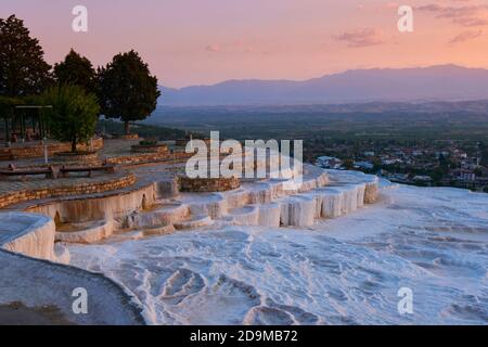 Bacini di travertino bianco al tramonto a Pamukkale, Turchia Foto Stock