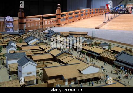 Modello in scala della città di Edo durante il 17 ° secolo con il modello del Ponte Nihonbashi nella mostra posteriore al Museo Edo-Tokyo. Ryogoku District.Sumida Ku.Tokyo.Japan Foto Stock