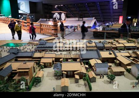 Modello in scala della città di Edo durante il 17 ° secolo con il modello del Ponte Nihonbashi nella mostra posteriore al Museo Edo-Tokyo. Ryogoku District.Sumida Ku.Tokyo.Japan Foto Stock