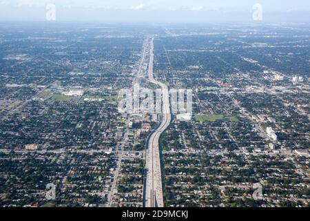 La vista aerea dell'ampia autostrada attraverso i sobborghi di Miami (Florida). Foto Stock