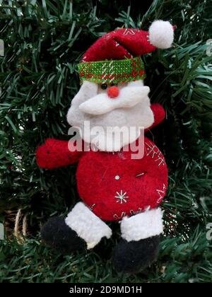 Natale decorazione Babbo Natale bambola sull'albero di Natale - Buon Natale concetto Foto Stock