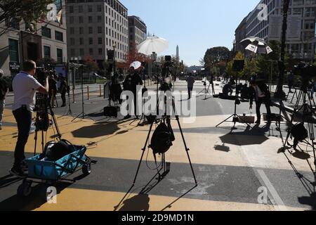 Washington, Stati Uniti. 06 novembre 2020. Rappresentanti dei media e giornalisti si sono stabiliti al Black Lives Matter Plaza di fronte alla Casa Bianca mentre attendono il risultato delle elezioni presidenziali americane tra il presidente Donald Trump e l'ex vice presidente Joe Biden il 6 novembre 2020 a Washington, DC. (Foto di Oliver Contreras/Sipa USA) Credit: Sipa USA/Alamy Live News Foto Stock