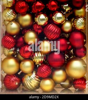 Scatola piena di palline ornamento albero di Natale rosso e oro Foto Stock