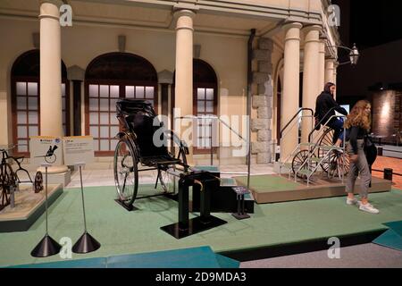 Un risciò e un'esposizione della bicicletta davanti alla bilancia Modello di Choya Shimbun-Sha giornale ufficio building.Edo-Tokyo Museum.Tokyo.Japan Foto Stock