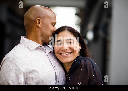 Fine anni '40 coppia hugging primo piano a San Diego Foto Stock